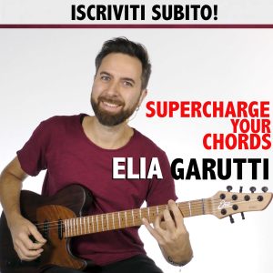 Elia garutti con chitarra in mano per il suo corso supercharge your chords